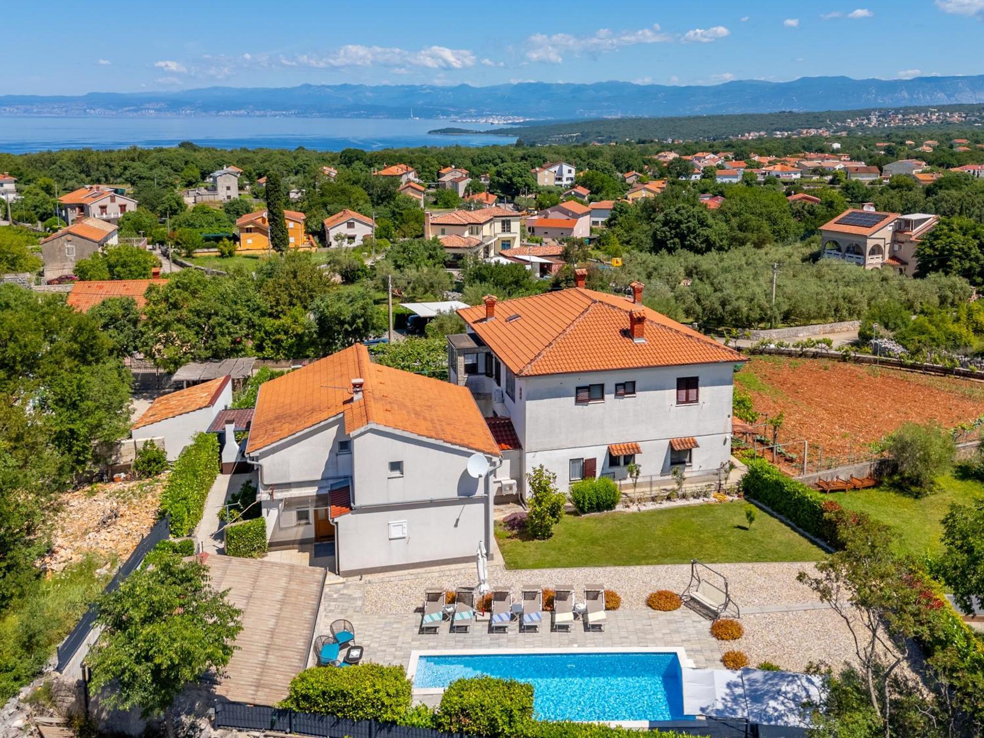 Luni Sa Bazenom - Malinska, Appartamento