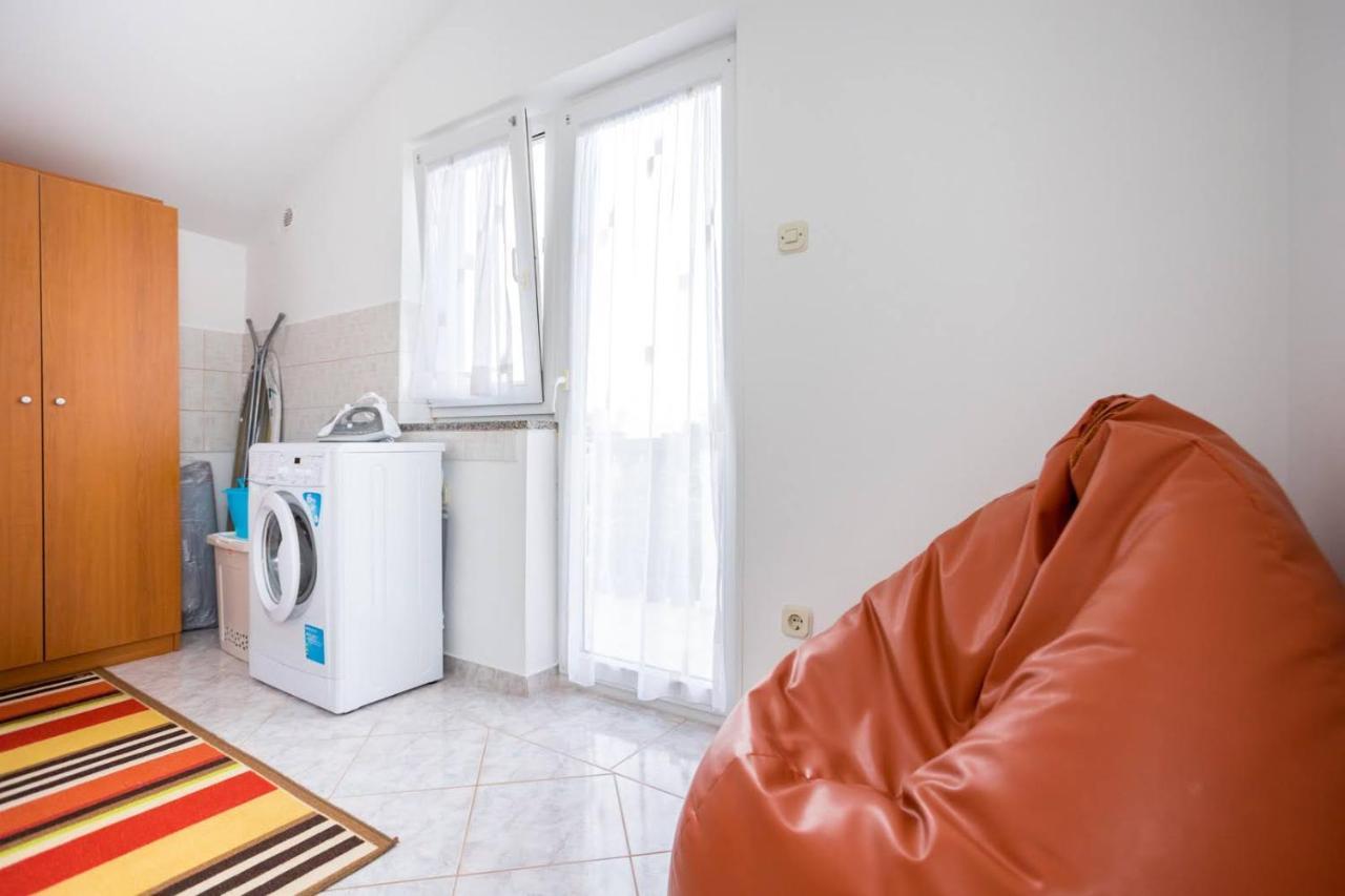 Apartment Luni Sa Bazenom - Malinska, Sveti Anton Sveti Anton (Krk)