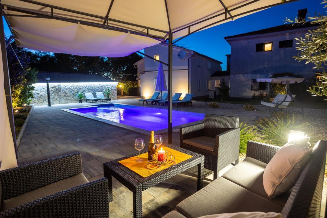 Apartment Luni Sa Bazenom - Malinska, Sveti Anton