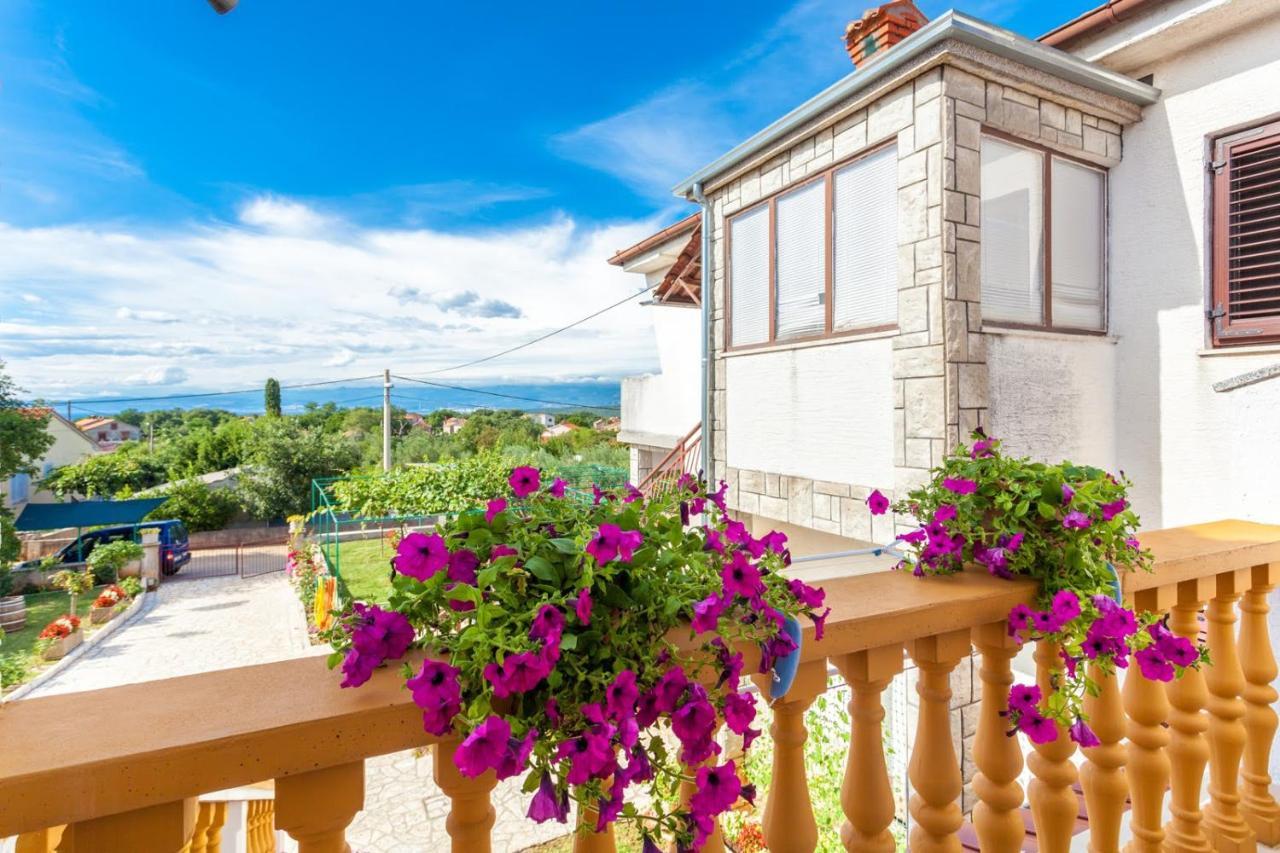 Apartment Luni Sa Bazenom - Malinska, Sveti Anton